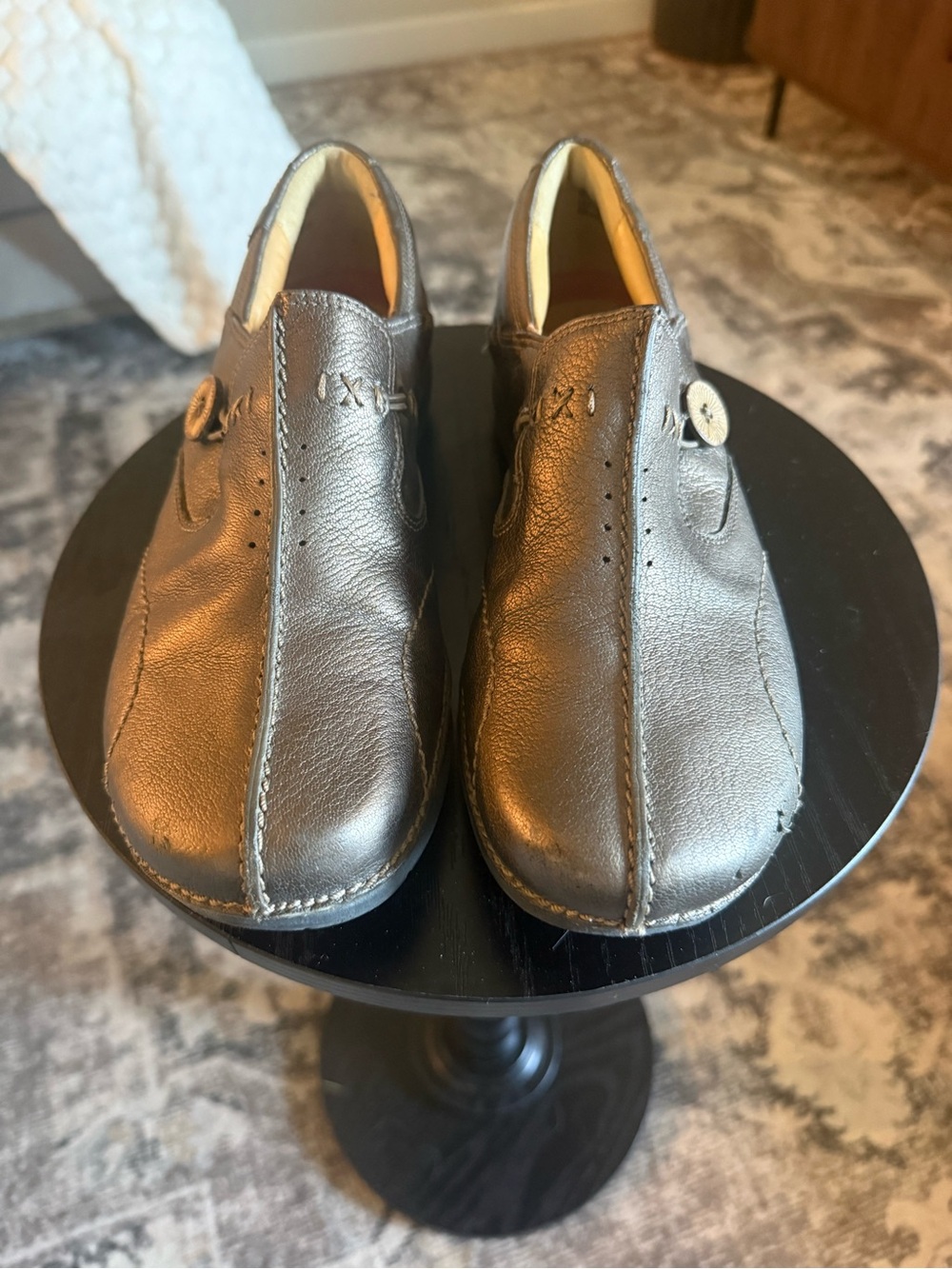 CLARKS UNSTRUCTURED womens slip on loafers size 8M bronze leather upper
